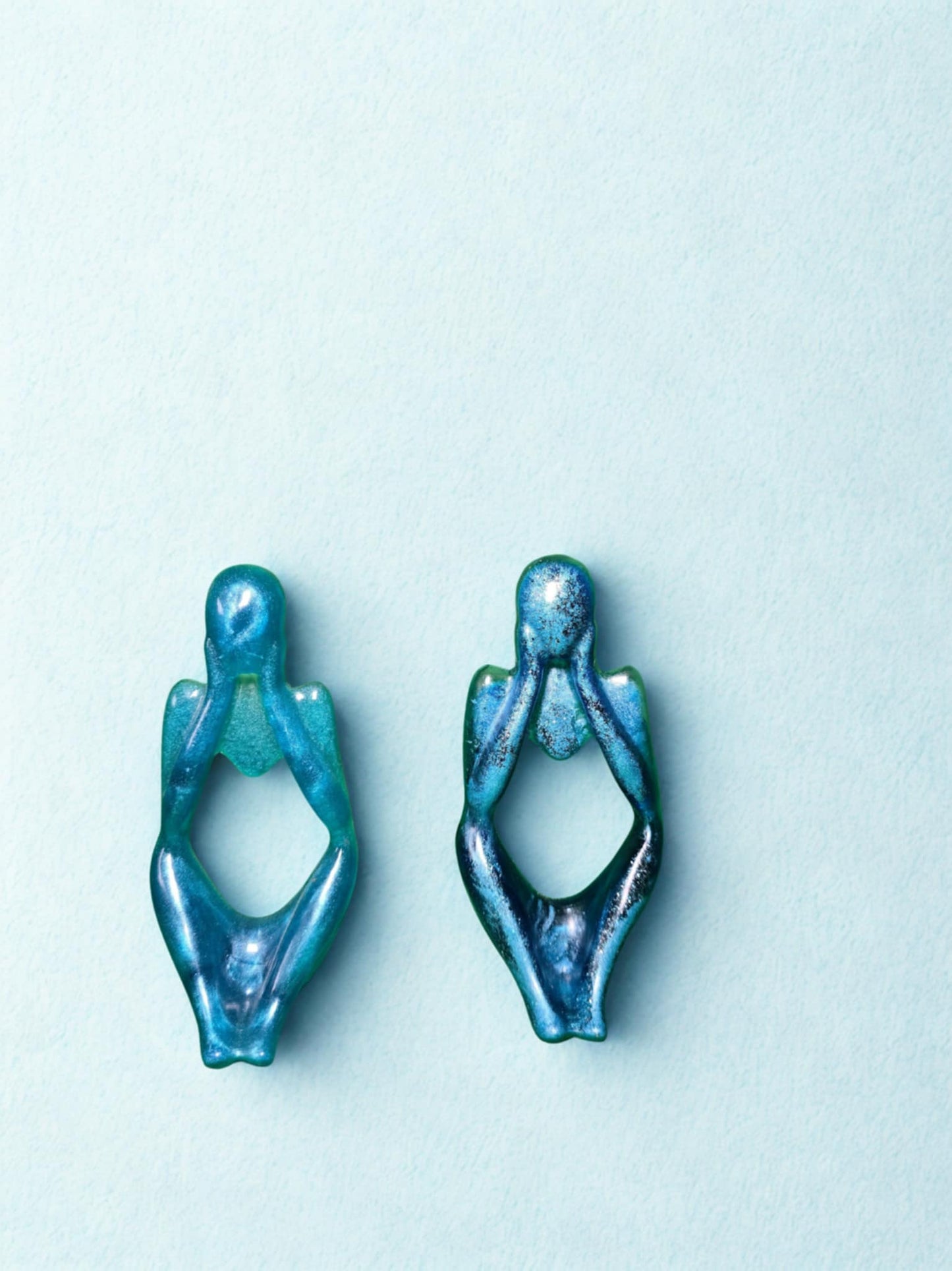 statuettes bleues en résine