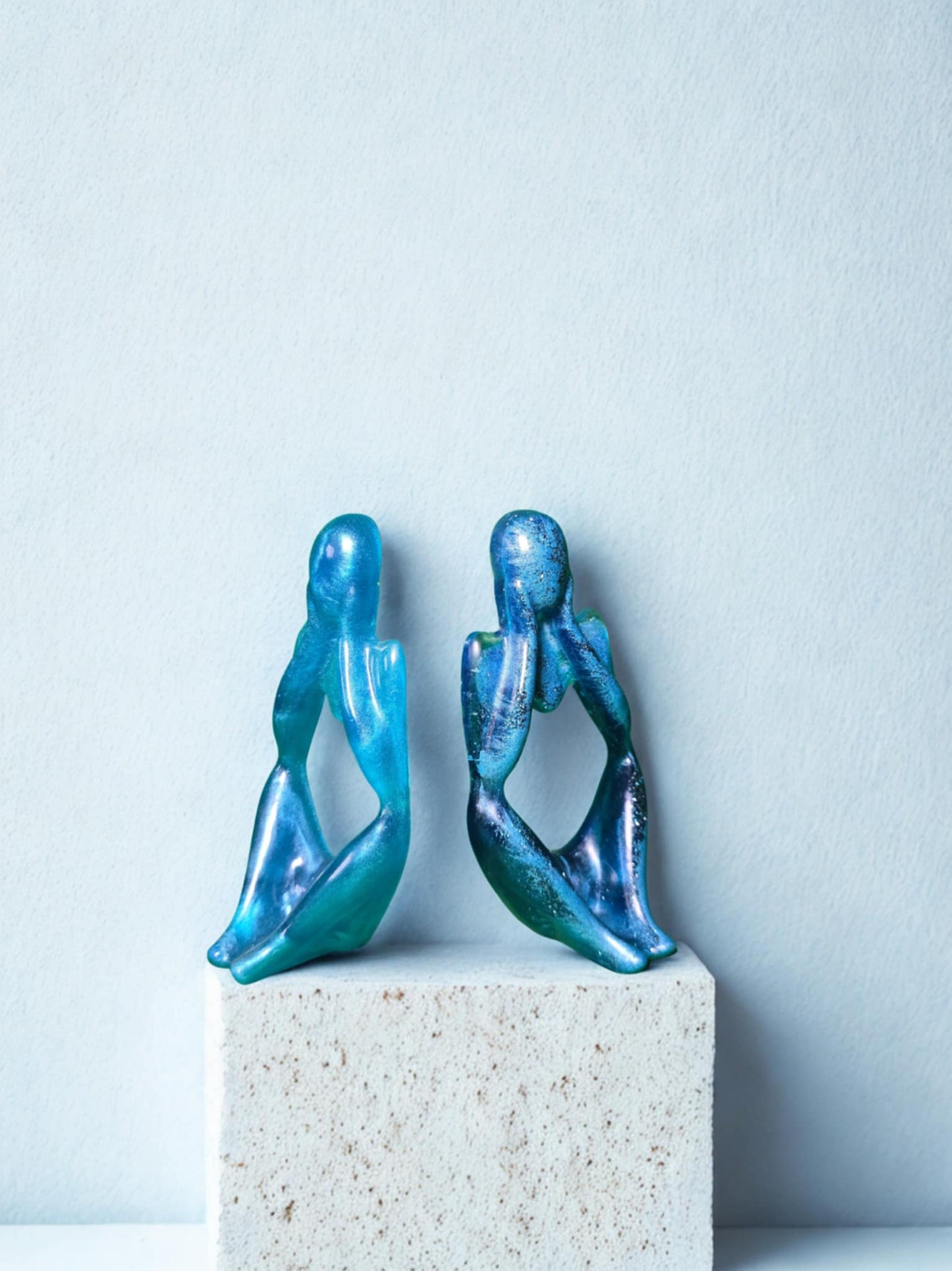 statuettes bleues en résine